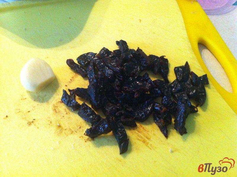 Фото приготовление рецепта: Слоеный салат из куриного филе с черносливом шаг №3