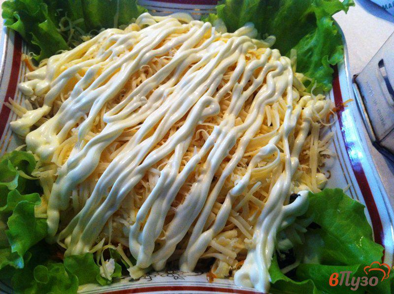 Фото приготовление рецепта: Слоеный салат из куриного филе с черносливом шаг №7