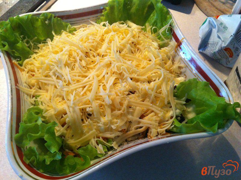 Фото приготовление рецепта: Слоеный салат из куриного филе с черносливом шаг №6