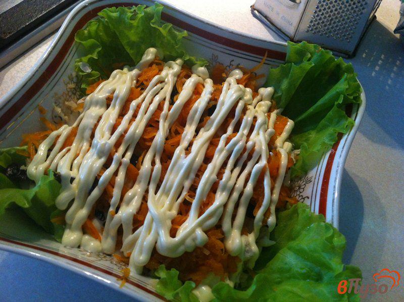 Фото приготовление рецепта: Слоеный салат из куриного филе с черносливом шаг №5