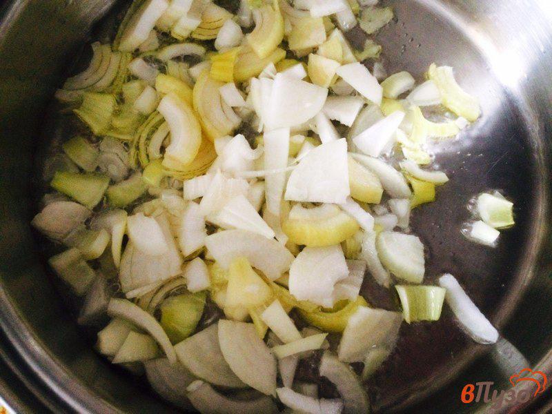 Фото приготовление рецепта: Жареный хек с соусом из шпината с картофельным пюре шаг №4
