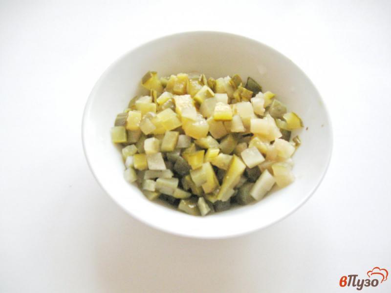 Фото приготовление рецепта: Салат со свеклой и солёными огурцами шаг №4