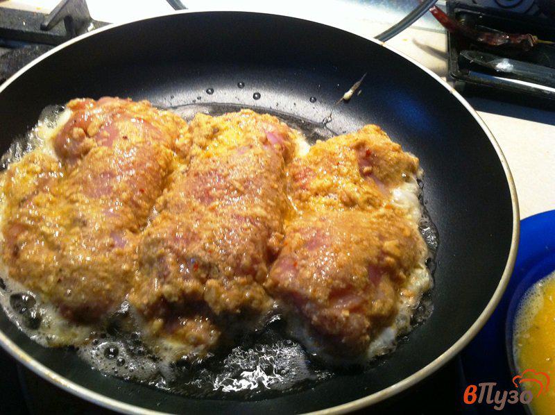 Фото приготовление рецепта: Куриное филе с аппетитной корочкой шаг №8