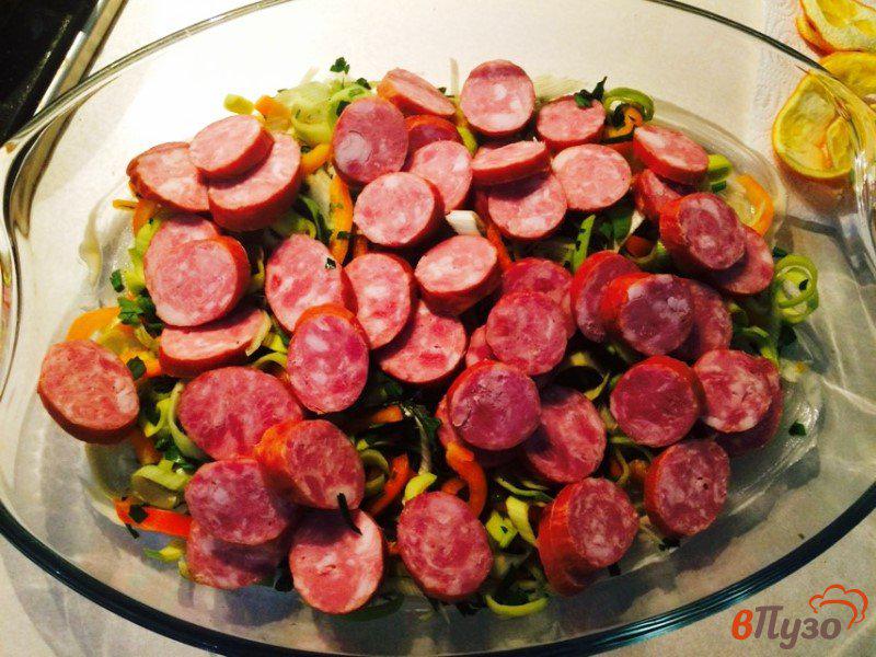 Фото приготовление рецепта: Запеченный картофель с полукопченой колбасой по-охотничьи шаг №7