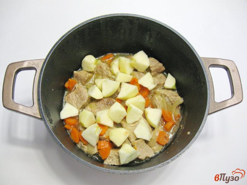 Фото приготовление рецепта: Свинина с яблоками и сливками шаг №5