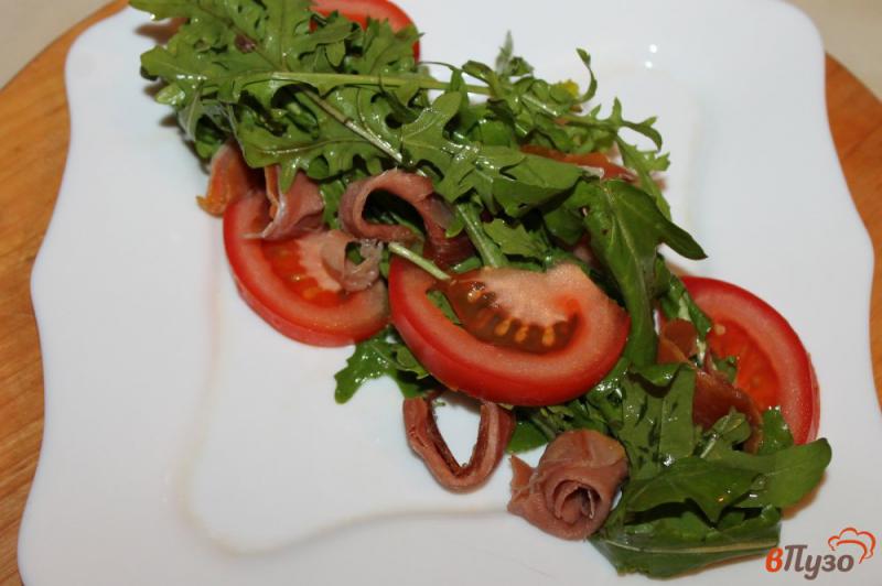 Фото приготовление рецепта: Салат с рукколой, помидорами и хамоном шаг №4