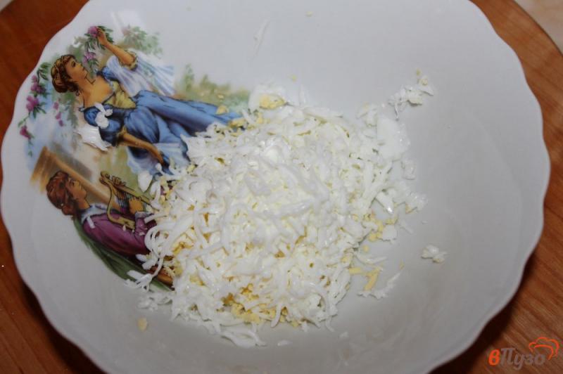 Фото приготовление рецепта: Закуска из баклажана с помидором и яйцом шаг №3