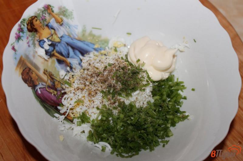 Фото приготовление рецепта: Закуска из баклажана с помидором и яйцом шаг №4