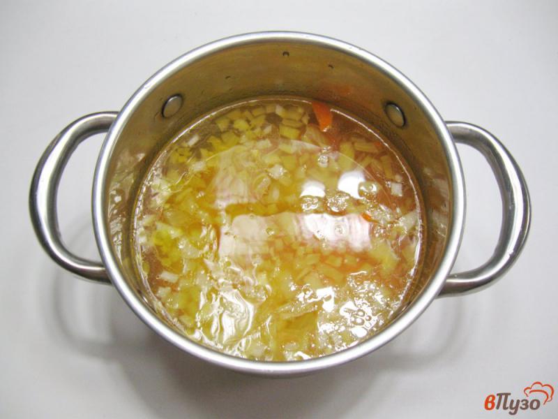 Фото приготовление рецепта: Суп с вермишелью, зеленым горошком и грибами шаг №2