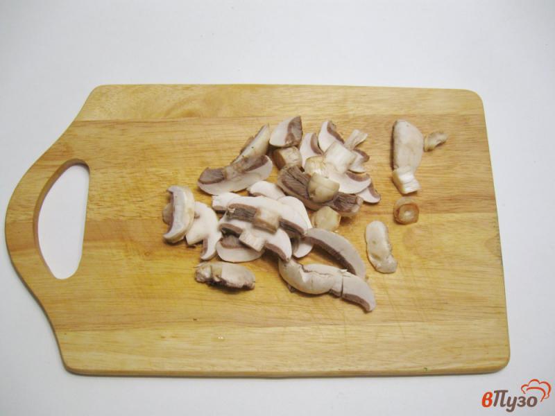 Фото приготовление рецепта: Суп с вермишелью, зеленым горошком и грибами шаг №3