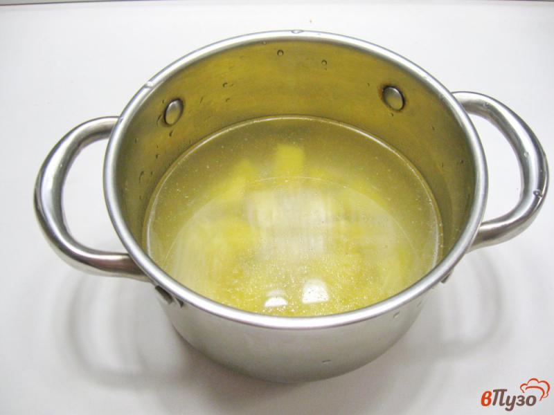 Фото приготовление рецепта: Суп с вермишелью, зеленым горошком и грибами шаг №1