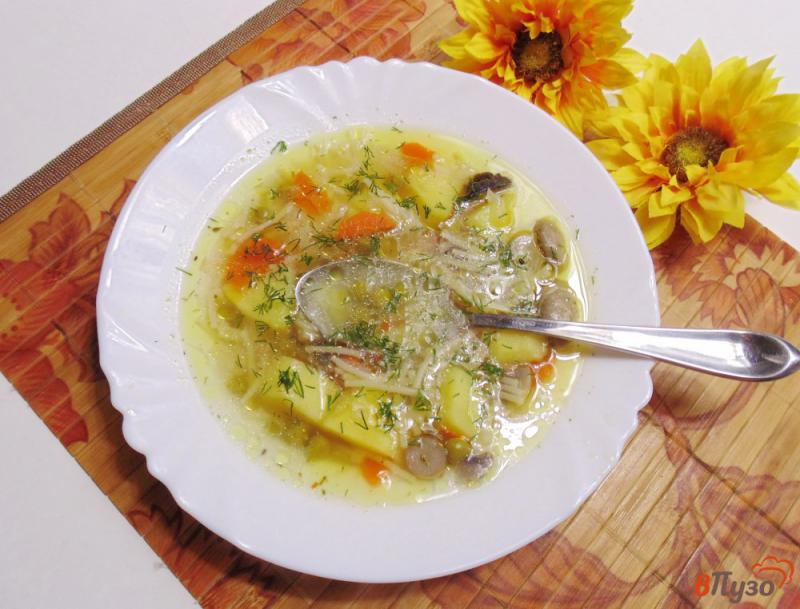 Фото приготовление рецепта: Суп с вермишелью, зеленым горошком и грибами шаг №6