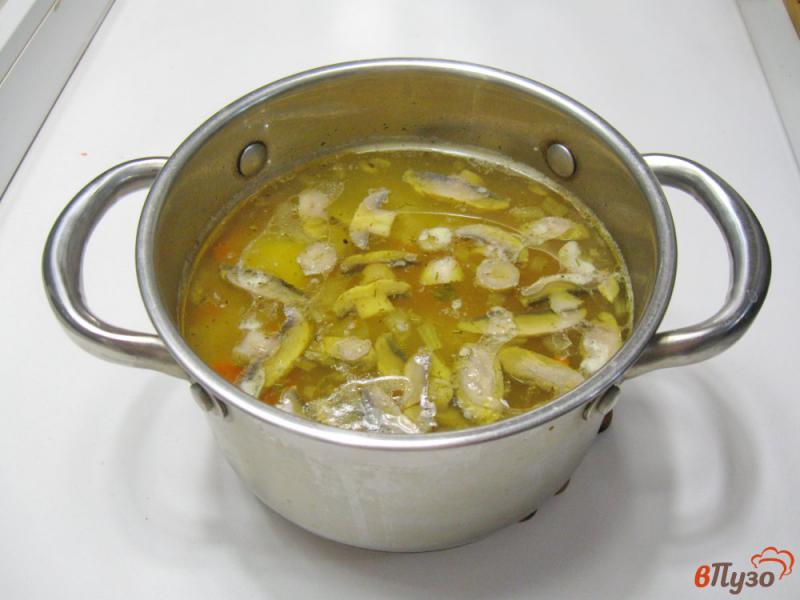 Фото приготовление рецепта: Суп с вермишелью, зеленым горошком и грибами шаг №5