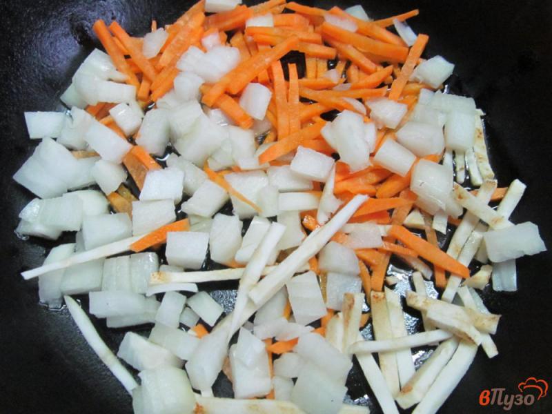 Фото приготовление рецепта: Суп гречневый с картофельными клецками и грибами шаг №2