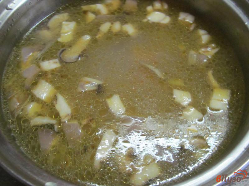 Фото приготовление рецепта: Суп гречневый с картофельными клецками и грибами шаг №5