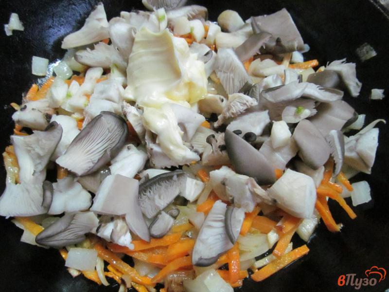 Фото приготовление рецепта: Суп гречневый с картофельными клецками и грибами шаг №4