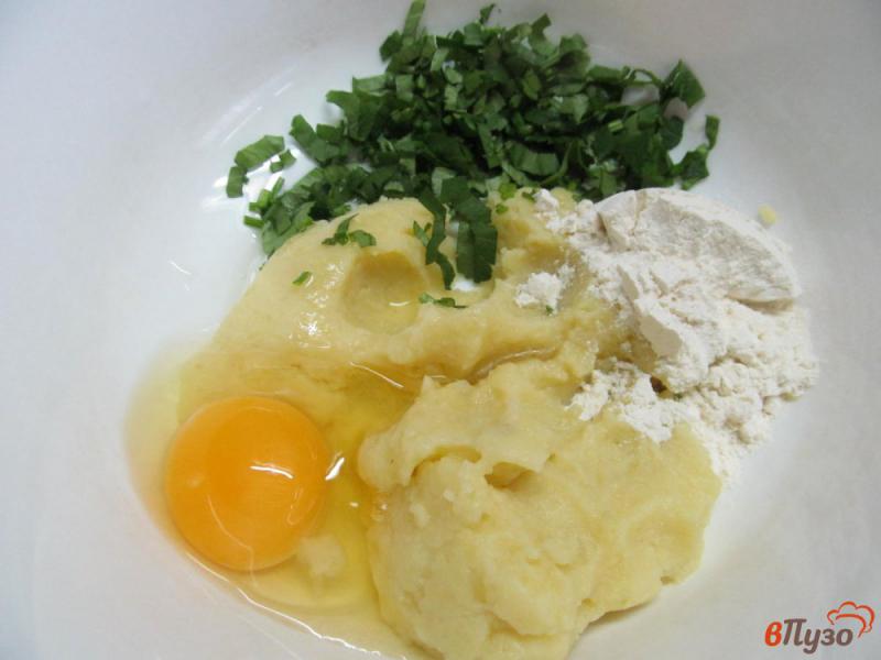 Фото приготовление рецепта: Суп гречневый с картофельными клецками и грибами шаг №6