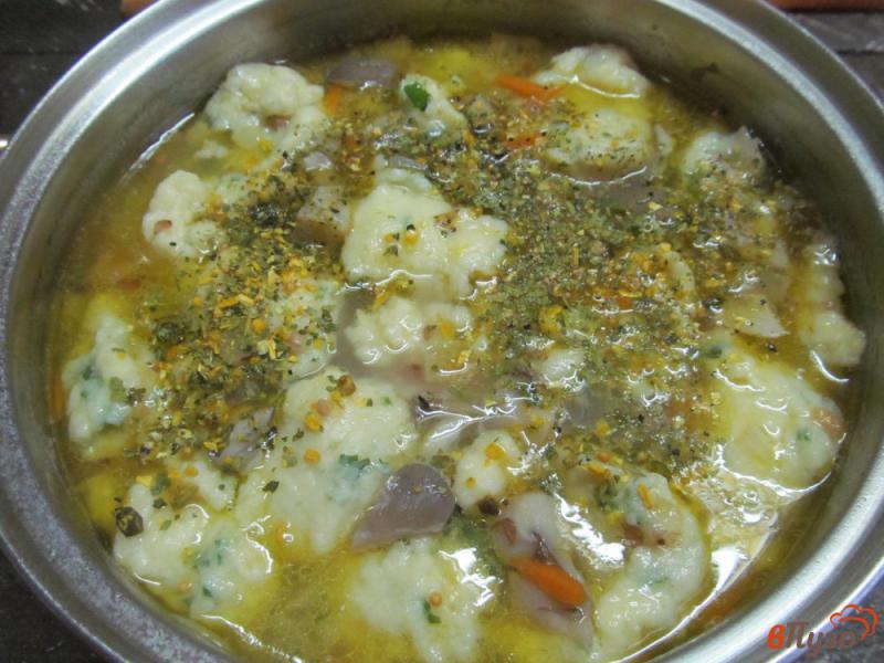 Фото приготовление рецепта: Суп гречневый с картофельными клецками и грибами шаг №8