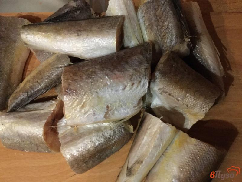 Фото приготовление рецепта: Тушеная морская рыба с овощами в мультиварке шаг №4