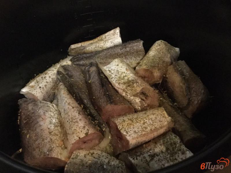 Фото приготовление рецепта: Тушеная морская рыба с овощами в мультиварке шаг №5