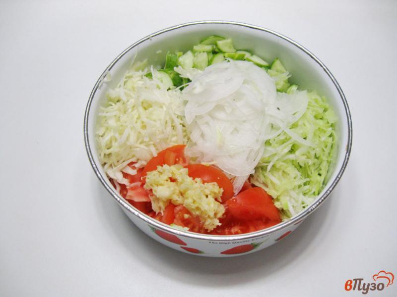 Фото приготовление рецепта: Салат из помидоров, огурцов и чеснока шаг №6