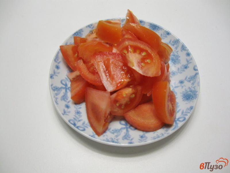 Фото приготовление рецепта: Салат из помидоров, огурцов и чеснока шаг №2