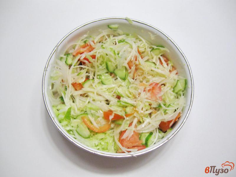Фото приготовление рецепта: Салат из помидоров, огурцов и чеснока шаг №7