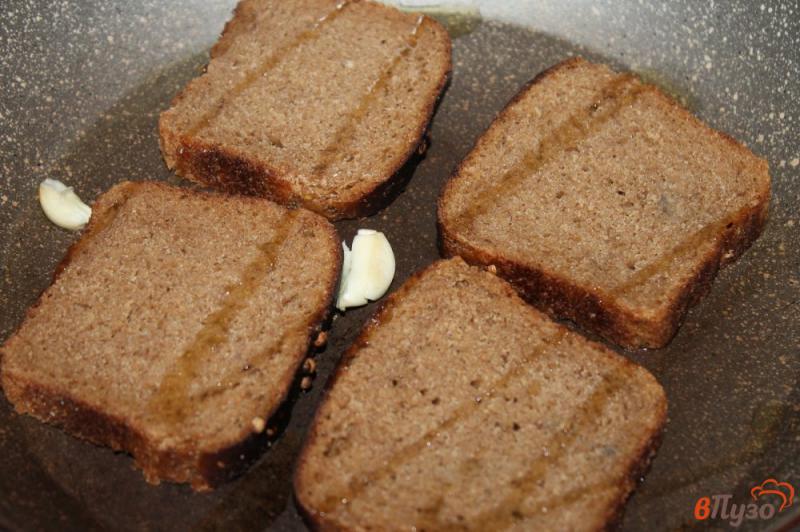 Фото приготовление рецепта: Закусочные бутерброды с маринованным языком, помидором и редисом шаг №1