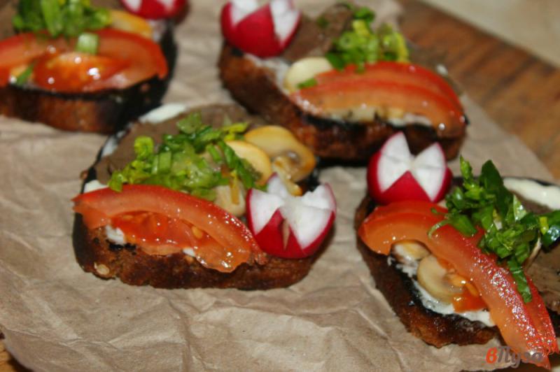Фото приготовление рецепта: Закусочные бутерброды с маринованным языком, помидором и редисом шаг №6