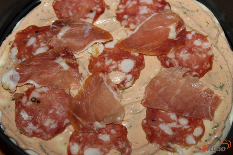 Фото приготовление рецепта: Мясная пицца с шампиньонами и моцареллой шаг №2