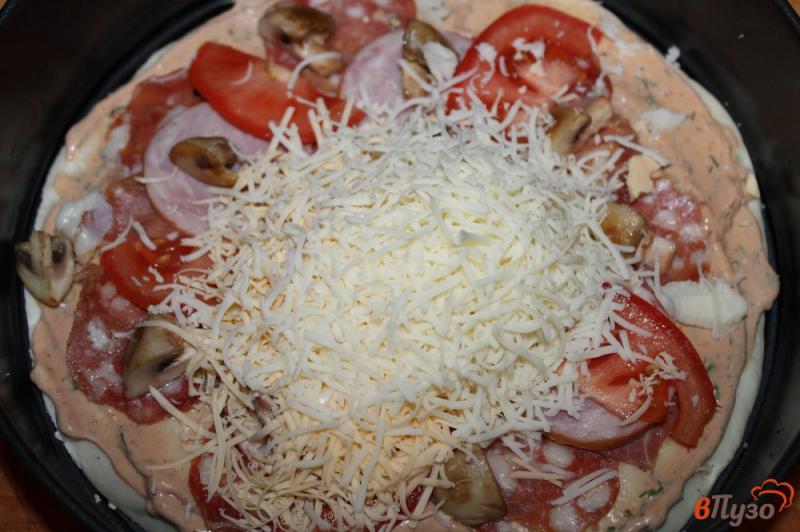 Фото приготовление рецепта: Мясная пицца с шампиньонами и моцареллой шаг №5