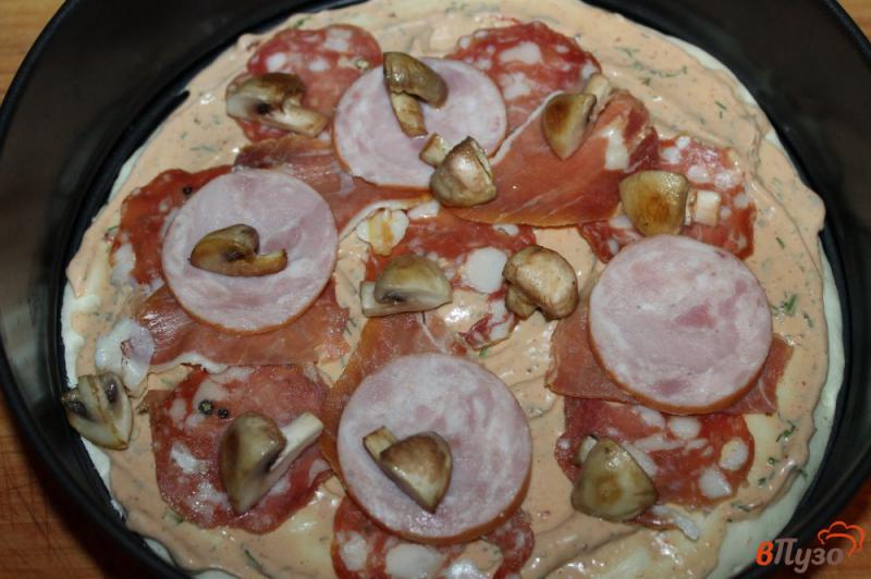 Фото приготовление рецепта: Мясная пицца с шампиньонами и моцареллой шаг №3