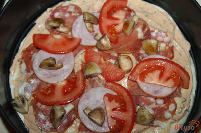Фото приготовление рецепта: Мясная пицца с шампиньонами и моцареллой шаг №4