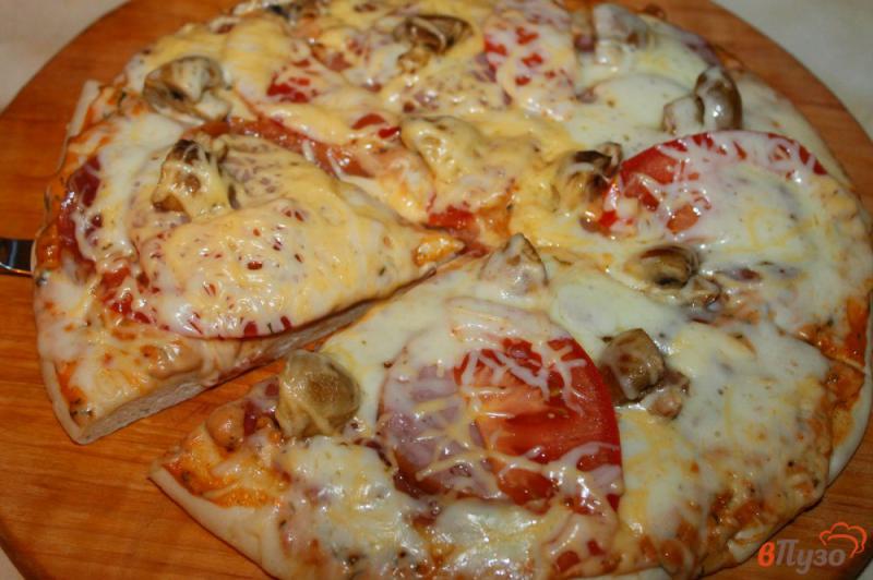 Фото приготовление рецепта: Мясная пицца с шампиньонами и моцареллой шаг №6
