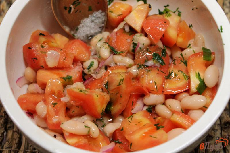 Фото приготовление рецепта: Салат из помидор с фасолью и маринованным луком шаг №4