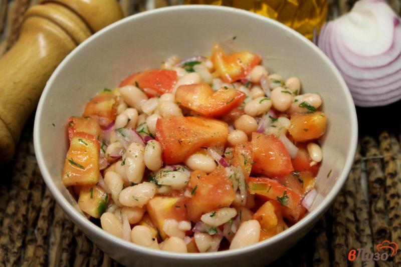 Фото приготовление рецепта: Салат из помидор с фасолью и маринованным луком шаг №5