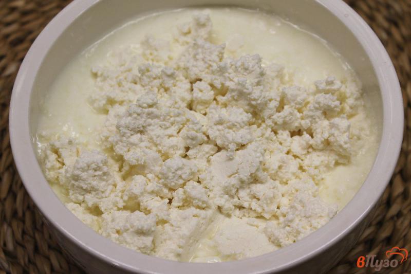 Фото приготовление рецепта: Десерт из творога и домашнего йогурта с медом и земляникой шаг №2