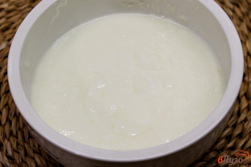 Фото приготовление рецепта: Десерт из творога и домашнего йогурта с медом и земляникой шаг №1