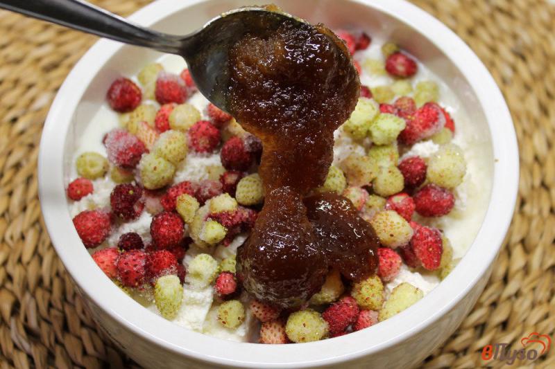 Фото приготовление рецепта: Десерт из творога и домашнего йогурта с медом и земляникой шаг №4