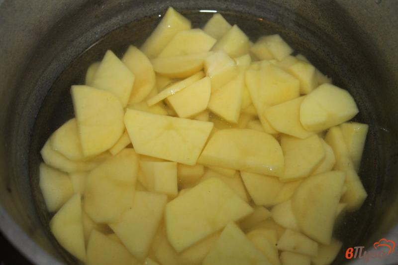 Фото приготовление рецепта: Картофельное пюре по - сельски с салом и луком шаг №2