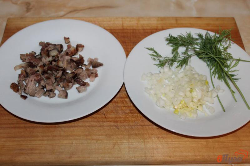Фото приготовление рецепта: Картофельное пюре по - сельски с салом и луком шаг №3