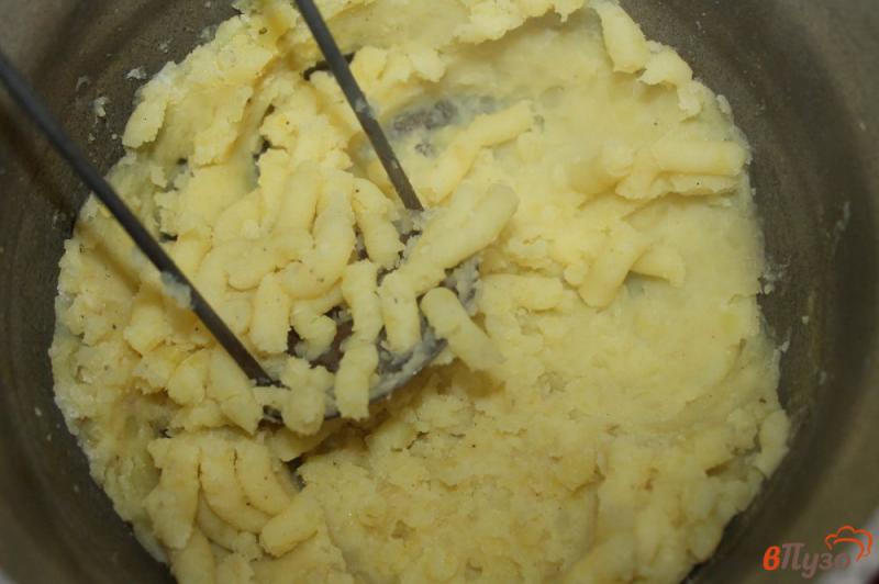 Фото приготовление рецепта: Картофельное пюре по - сельски с салом и луком шаг №5