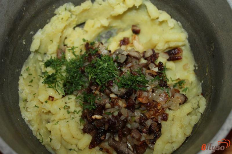 Фото приготовление рецепта: Картофельное пюре по - сельски с салом и луком шаг №6