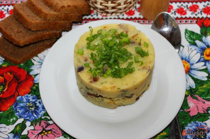 Фото приготовление рецепта: Картофельное пюре по - сельски с салом и луком шаг №7