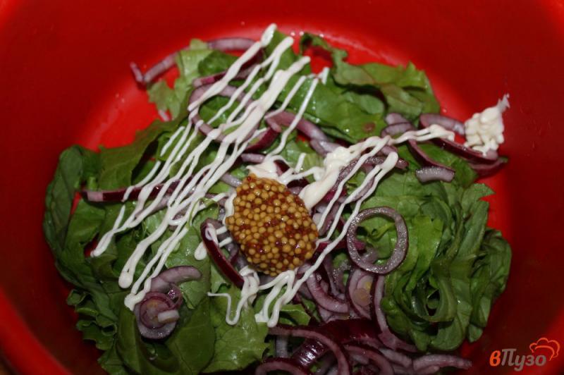 Фото приготовление рецепта: Салат с пряной курицей и сыром шаг №4