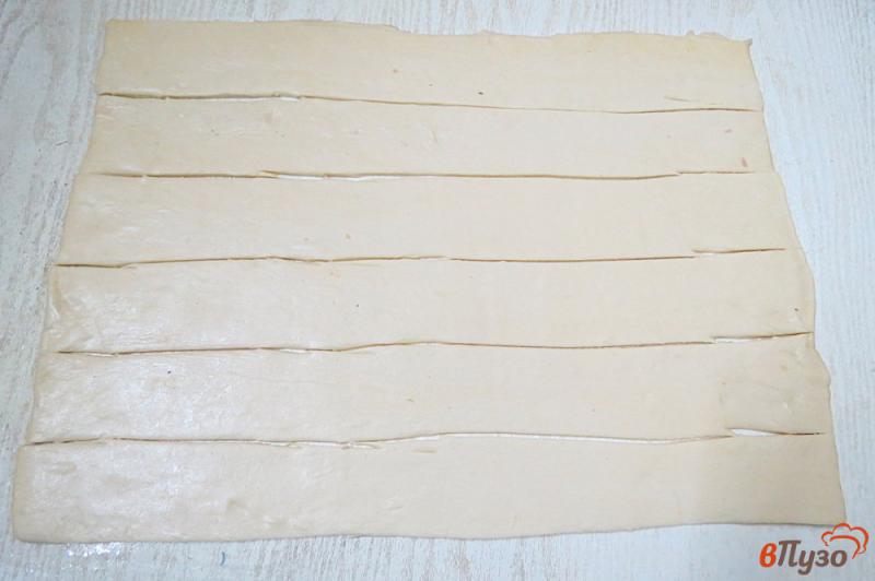 Фото приготовление рецепта: Спиральный пирог с творогом, моцареллой и шпинатом шаг №11