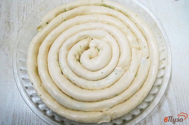 Фото приготовление рецепта: Спиральный пирог с творогом, моцареллой и шпинатом шаг №14
