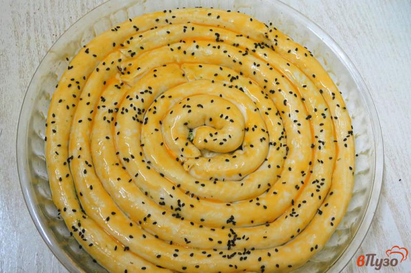 Фото приготовление рецепта: Спиральный пирог с творогом, моцареллой и шпинатом шаг №15