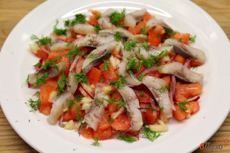 Фото приготовление рецепта: Салат с селедкой и помидорами шаг №5