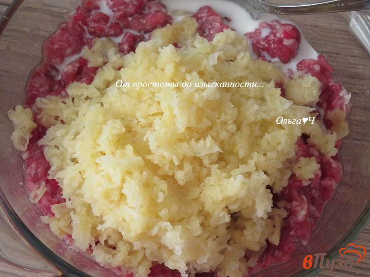 Фото приготовление рецепта: Мясные котлеты с отварным картофелем шаг №2